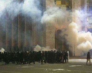 Протестувальники у Бішкеку захопили Білий дім