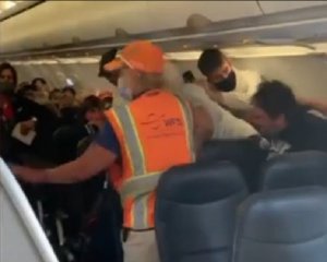 На борту літака зчинилася бійка: чоловіку силою одягли маску