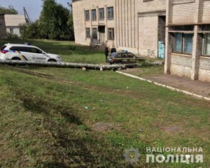 18-летний подозреваемый в мошенничестве порезал полицейского