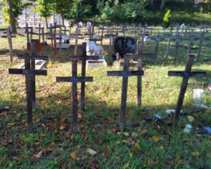 Обнаружили незаконные кладбища нерожденных детей с именами матерей на гробах