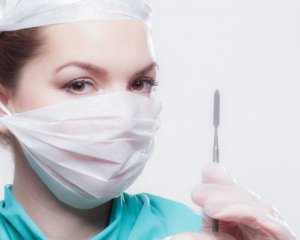 Кабмін визначить нову формулу для нарахування зарплат медикам, які борються з коронавірусом