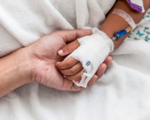 Жінка до реанімації побила 4-річну доньку, яку повернула через суд