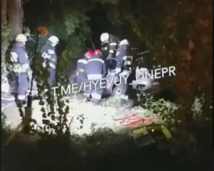 Skoda вилетіла з дороги у дерево: що відомо про загиблих і постраждалих