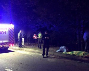 Легковик злетів з дороги в урвище: є загиблі та постраждалі