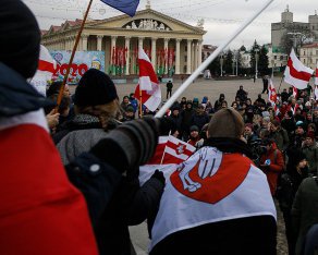 Гранаты и дубинки: в Минске жестко задерживают протестующих