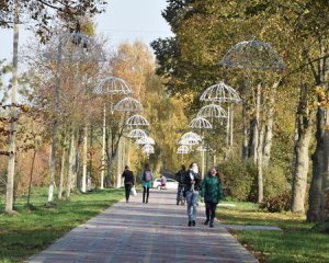 Розповіли, чи можна заразитися коронавірусом під час прогулянки в парку