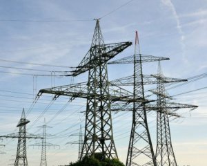 Напівголий чоловік завис на дротах між багатоповерхівками