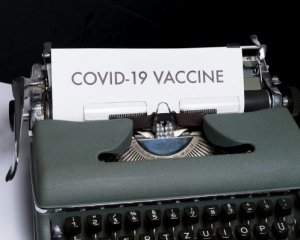 Випробування вакцини від Covid-19 призупинили через невідому хворобу добровольця
