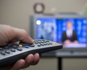 Украинские телеканалы начали наказывать за вещание на русском