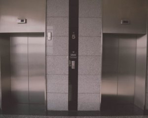 Обірвався ліфт з бригадою &quot;швидкої&quot;, яка підіймалася до пацієнтки