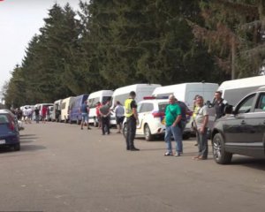 На границе с Венгрией большие очереди, люди устроили драку