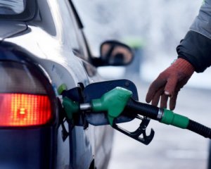 Бензин и дизель в год подешевели, автогаз - вырос в цене