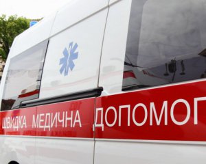 Підліток напав із ножем на медиків "швидкої" і пограбував