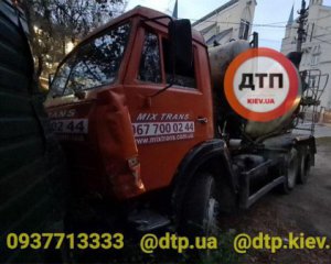В Киеве бетономешалка протаранила 5 автомобилей