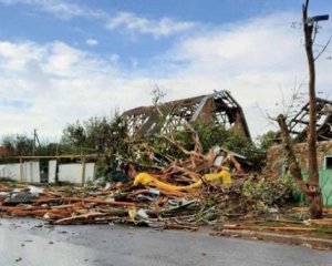 На Миколаївщині руйнівний ураган зносив дахи та валив дерева