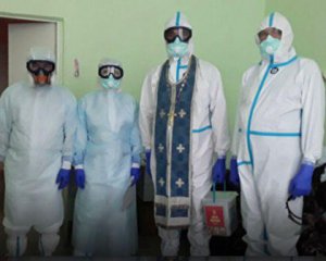Священникам выдали специальные защитные костюмы от коронавируса: фото
