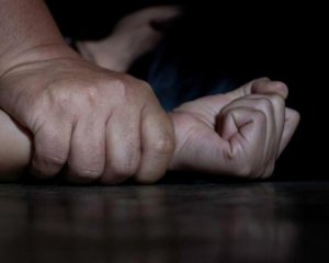 Мужчина возле заброшенного здания пытался изнасиловать несовершеннолетних девочек