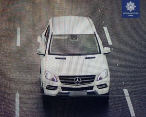 Без резины на колесе и с ребенком: пьяный водитель Mercedes летел по встречной полосе