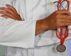 Медикам пообіцяли підвищити зарплати: озвучили суми