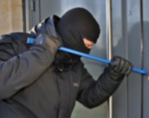 Злочинці безшумно обікрали банкомат у дитячій поліклініці