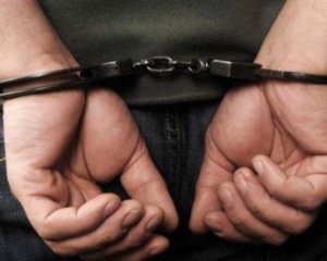 Крадії напали на поліцейського і вдарили цеглиною по голові