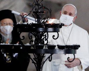 Папа Римський вперше з початку пандемії вдягнув захисну маску