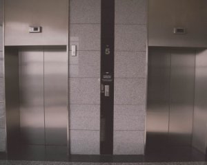 Екстрене гальмування врятувало пасажира ліфта від смерті