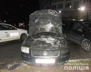 Чоловіки помстилися сусіду за зауваження та спалили його авто