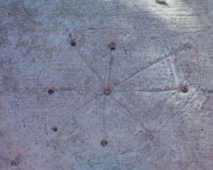 На стене церкви нашли рисунки ведьм