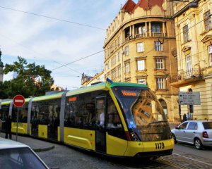 Трамвай збив жінку з дитиною