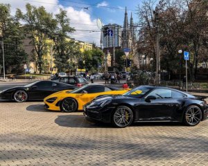 В Україні знайшли парковку елітних авто