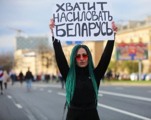 В Минске собирается женский марш. Власть подгоняет автозаки