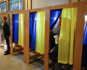 Фейкова дільниця приманювала виборців музикою