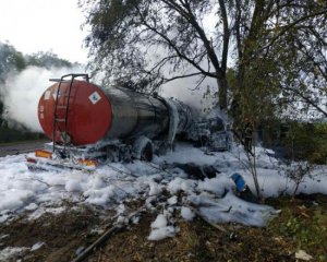 Фура в'їхала у дерево та загорілася: є постраждалий та загиблий