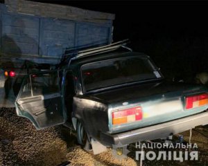 Легковушка влетела в грузовик: погибла семья