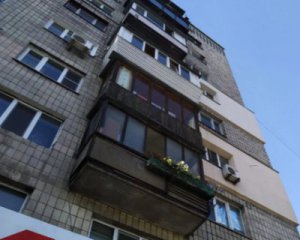 Чоловік покинув, роботи не мала: розповіли про жінку, яка стрибнула з донькою з вікна