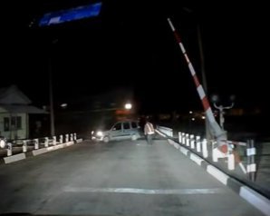 Поезд протаранил Renault Кangoo: момент попал на видео