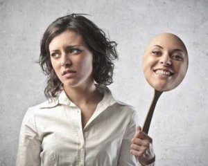 Жінки відчули себе товстими, а чоловіки жіночними - дослідили, як Covid вплинув на самооцінку