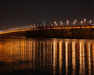 Чоловік стрибнув із мосту Патона, бо побився об заклад із незнайомцем