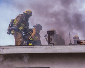Многоэтажку на Троещине затянуло дымом - бушевал масштабный пожар