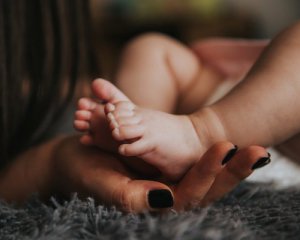 Жінка 6 діб ховала новонароджену доньку в шафі