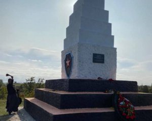 Местная власть возобновила памятник коммунистам
