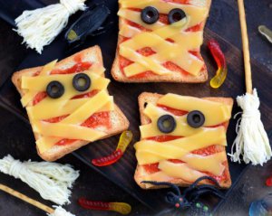 Закуска на Гелловін: як приготувати "тости мумії" на швидку руку