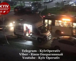 Мать 2 детей выпала из окна многоэтажки