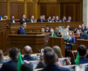 Зеленский начал штрафовать депутатов за прогулы