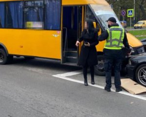 Девушка попала под микроавтобус на пешеходном переходе