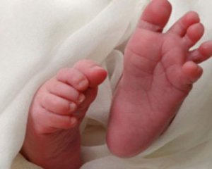 Немовля померло після родових травм: батьки звинувачують акушера