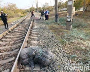 Тепловоз сбил мужчину и женщину, которые переходили пути