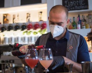 Греция на месяц закроет большинство баров и ресторанов