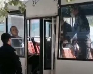 Покарали за відсутність маски: пасажира виштовхнули з автобуса